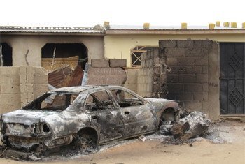 Une voiture incendiée lors de la répression contre le groupe islamiste Boko Haram, au Nigéria, en juillet 2011. Photo : Aminu Abubakar/IRIN