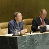 Le Président de l'Assemblée générale Joseph Deiss (à droite) et le Secrétaire général Ban Ki-moon lors de la clotûre de la 65e session.
