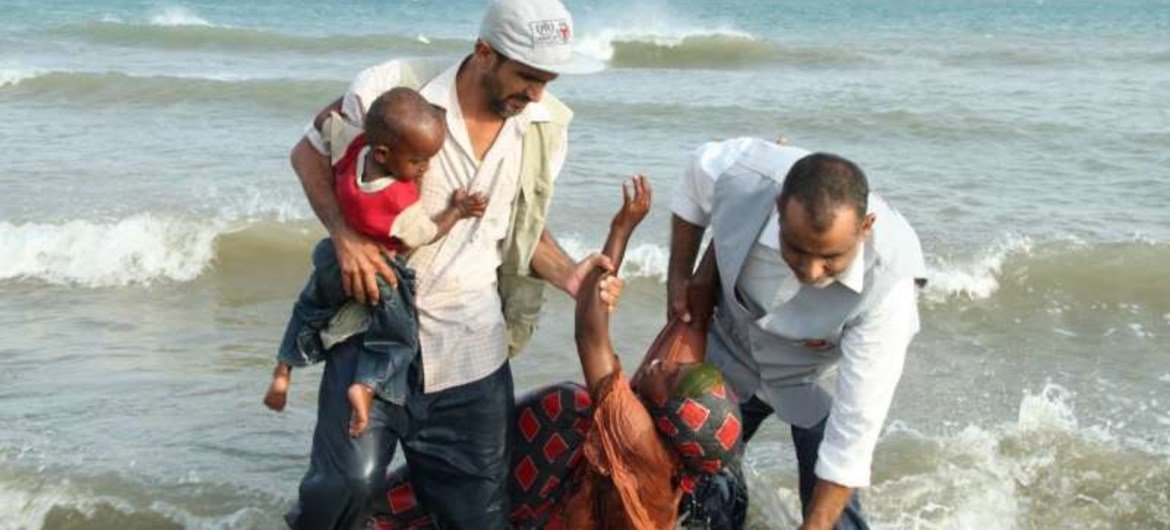 Гуманитарные сотрудники оказывают помощь мигрантам, добравшимся до берегов Йемена. Фото УВКБ