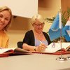 La Directrice exécutive du PAM, Josette Sheeran, et la Ministre du développement du Luxembourg, Marie-Josée Jacobs, signent un partenariat stratégique.