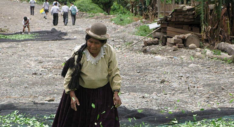 Una mujer indígena, vestida con traje tradicional, en Bolivia. 