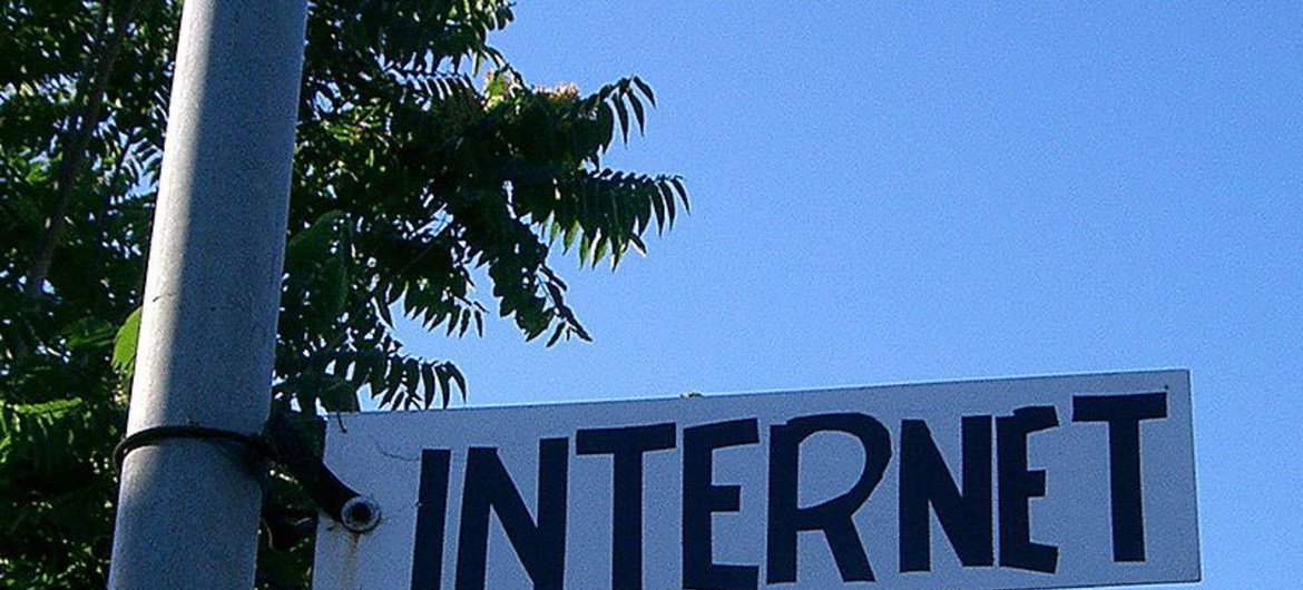 Un cartel anunciando la existencia de internet.