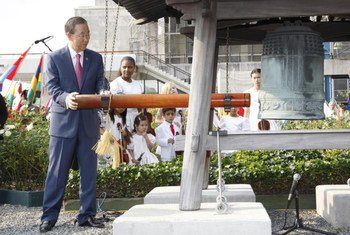Secretary-General Ban Ki-moon rings the iconic Peace Bell