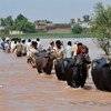 Des Pakistanais affectés par les inondations dans la province du Sindh.