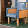 Une chaise bleue symbolisant l'aspiration palestinienne à un siège à l'ONU.