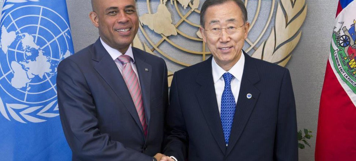 Le Secrétaire général Ban Ki-moon (à droite) rencontre le Président Michel Martelly d'Haïti.