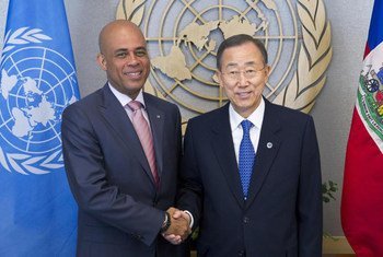 Secretary-General Ban Ki-moon (right) meets with President Michel Martelly of Haiti.