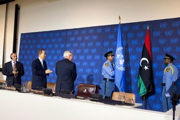 Le Secrétaire général Ban Ki-moon (2e à gauche), le Président du Conseil national de transition libyen, Mustafa Mohammed Abdul Jalil (à gauche) applaudissent le nouveau drapeau libyen lors d'une réunion de haut niveau sur la Libye à New York le 20 septemb