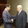 Le Président de l'Assemblée générale Nassir Abdulaziz Al-Nasser (à gauche) rencontre Mahmoud Abbas, le Président de l'Autorité palestinienne.