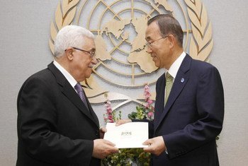 Palestinian Authority President Mahmoud Abbas (left) submits application to Secretary-General Ban Ki-moon for Palestine to become a UN Member State