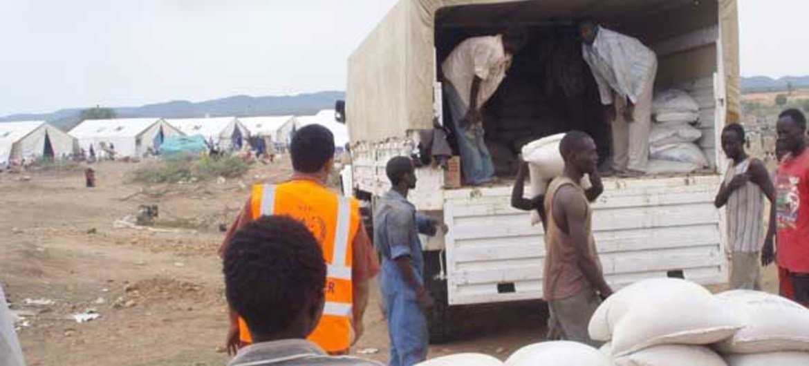 De l'assistance alimentaire du PAM est déchargée d'un camion à un site de distribution à Kadugli, la capitale du Kordofan méridional. Photo PAM/Mohamed Abdalla