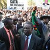 Le Président Michael Sata de Zambie (au centre) entouré de supporters.