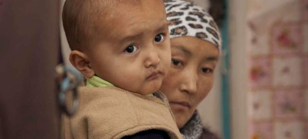 一对无国籍的母子在吉尔吉斯斯坦。