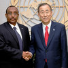 Le Secrétaire général Ban Ki-moon (à droite) avec le Premier ministre de Somalie, Abdiweli Mohamed Ali.