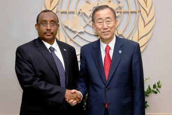 Le Secrétaire général Ban Ki-moon (à droite) avec le Premier ministre de Somalie, Abdiweli Mohamed Ali.
