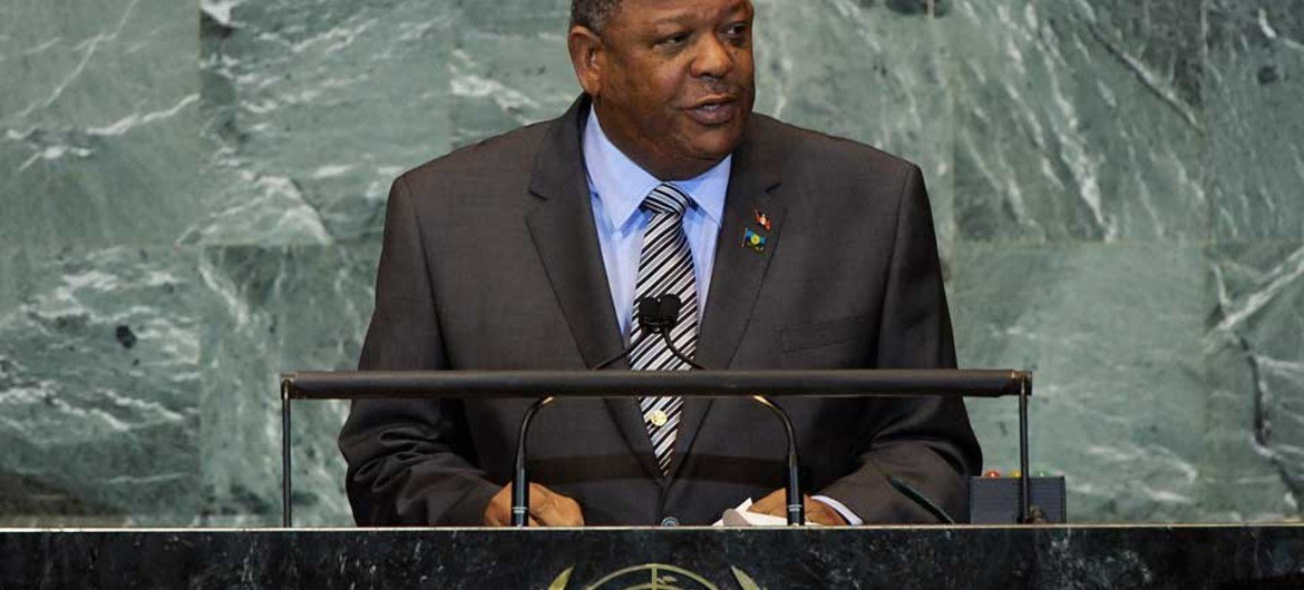 Winston Baldwin Spencer, Prime Minister and Minister for Foreign Affairs of Antigua and Barbuda, addresses the general debate