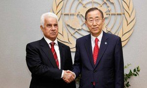 Le Secrétaire général des Nations Unies, Ban Ki-moon, rencontre le chef de la communauté chypriote turque, Dervis Eroglu, au siège des Nations Unies à New York en septembre 2011.