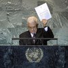 Le Président de l'Autorité palestinienne, Mahmoud Abbas, montre une copie de la candidature de la Palestine à l'ONU.
