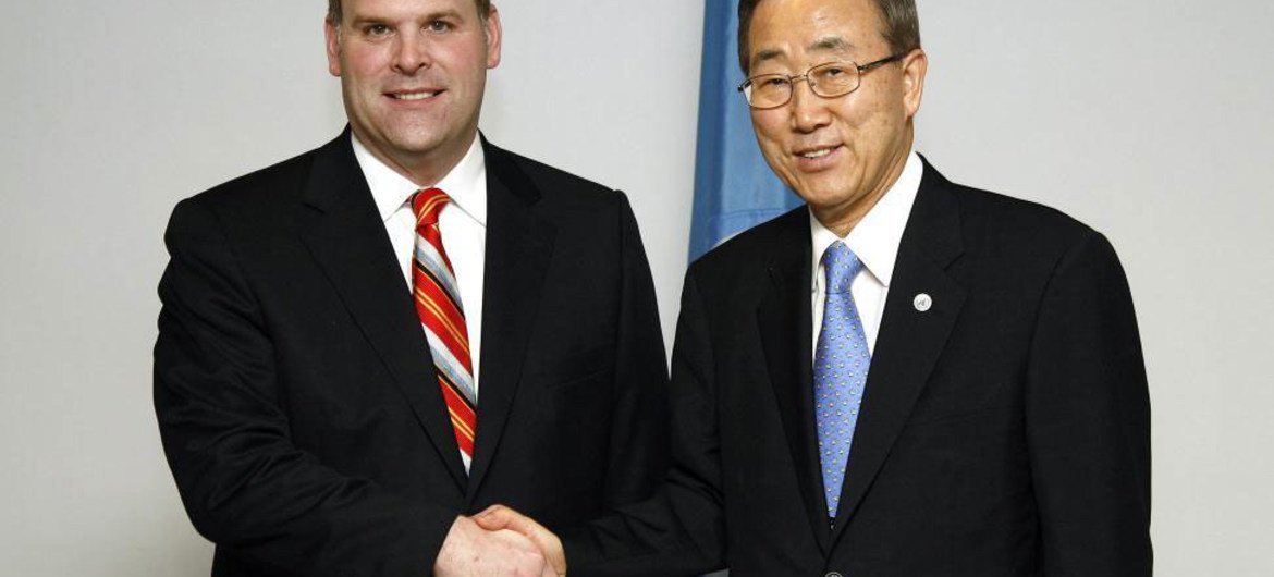 Foreign Minister John Baird of Canada (left) meets with Secretary-General Ban Ki-moon