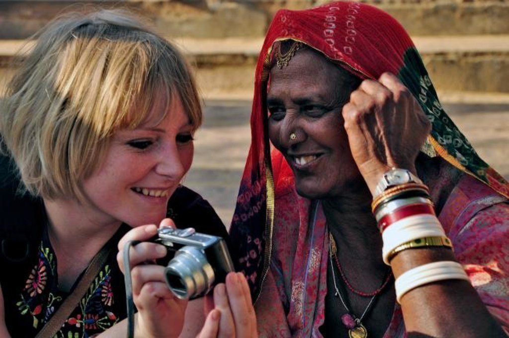 这张由拉宾·查克拉巴蒂（Rabin Chakrabarti）拍摄的照片题为“东西方相遇的欢乐”，荣获联合国世界旅游组织2011年世界旅游日摄影大赛亚军。