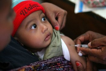 L'UNICEF et GAVI fournissent des vaccins aux enfants âgés de moins de cinq ans pour renforcer leur système immunitaire.