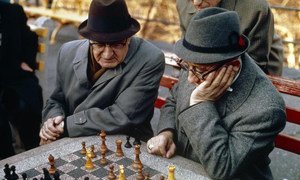 Des personnes âgées jouant aux échecs.