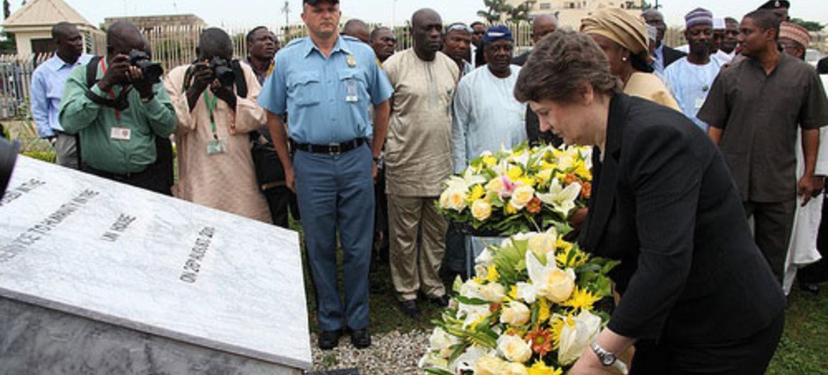La chef du Programme des Nations Unies pour le développement (PNUD), Helen Clark, dépose une gerbe devant le bâtiment endommagé de l'ONU, à Abuja, au Nigéria.