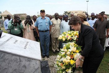 La chef du Programme des Nations Unies pour le développement (PNUD), Helen Clark, dépose une gerbe devant le bâtiment endommagé de l'ONU, à Abuja, au Nigéria.