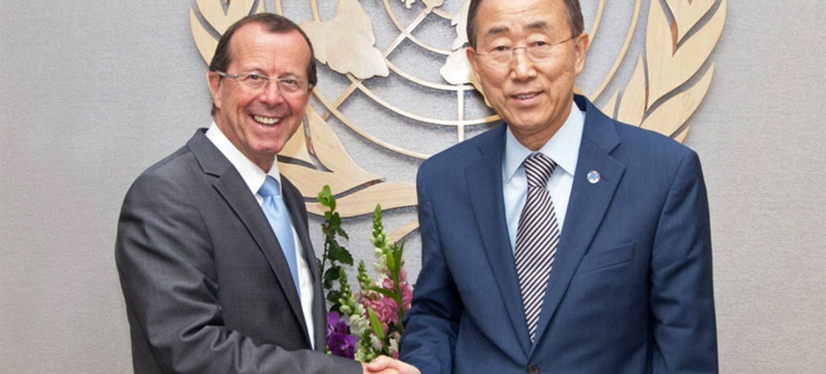 كريستالينا جورجيفا وبان كي مون يتصافحان أمام شعار United Nations .