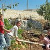 Des enfants palestiniens jouent à Khallet Zakariya à côté de la colonie israélienne d'Alon Shvut.