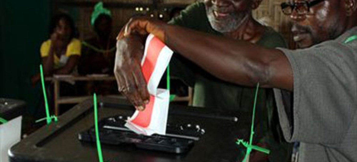 Un électeur aveugle dépose son bulletin à Buchanan, au Libéria, le 11 octobre 2011.