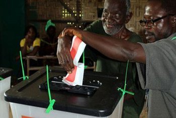 Un électeur aveugle dépose son bulletin à Buchanan, au Libéria, le 11 octobre 2011.