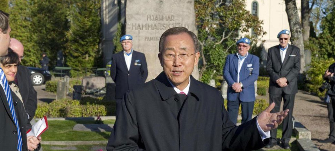 Le Secrétaire général Ban Ki-moon sur le site de la tombe de l'ancien chef de l'ONU, Dag Hammarskjöld, à Uppsala, en Suède.
