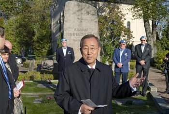 Le Secrétaire général Ban Ki-moon sur le site de la tombe de l'ancien chef de l'ONU, Dag Hammarskjöld, à Uppsala, en Suède.