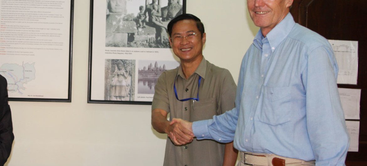 Les juges Siegfried Blunk (à droite) et You Bunleng des Chambres extraordinaires au sein des tribunaux cambodgiens.