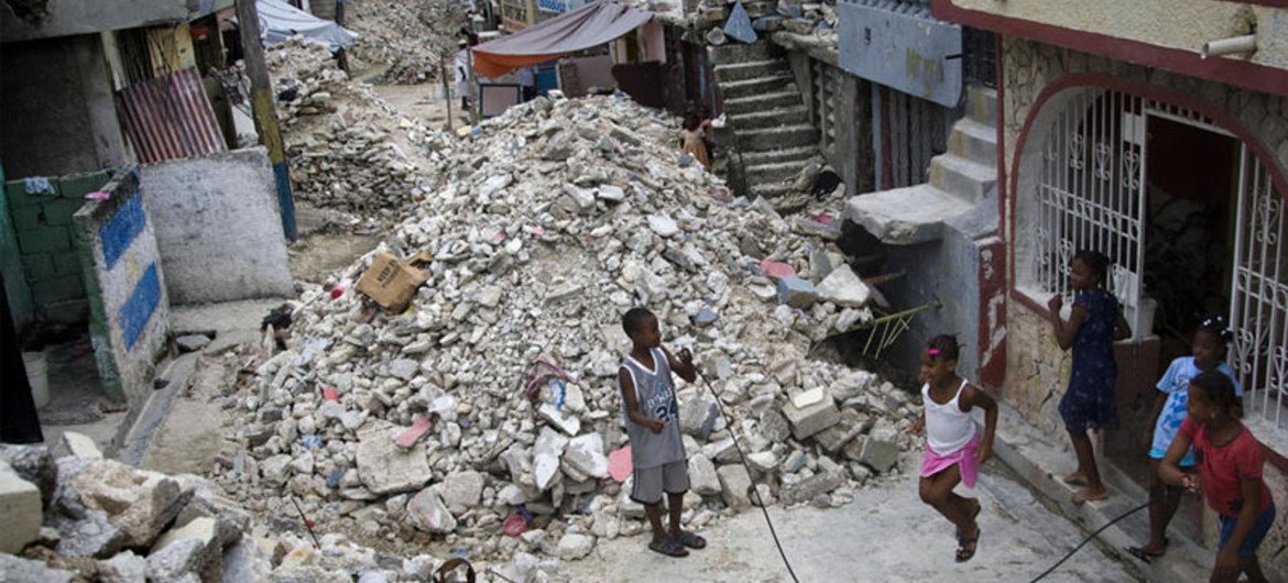 Один из районов в  столице Гаити после землетрясения