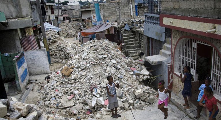 Один из районов в  столице Гаити после землетрясения