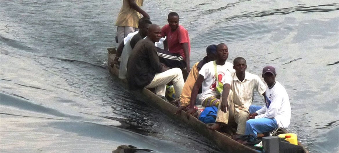 Refugees from the DRC cross the Oubangi river to the Republic of Congo