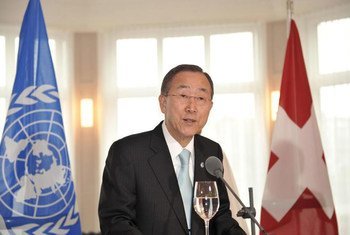 Le Secrétaire général Ban Ki-moon devant la presse à Berne, en Suisse.