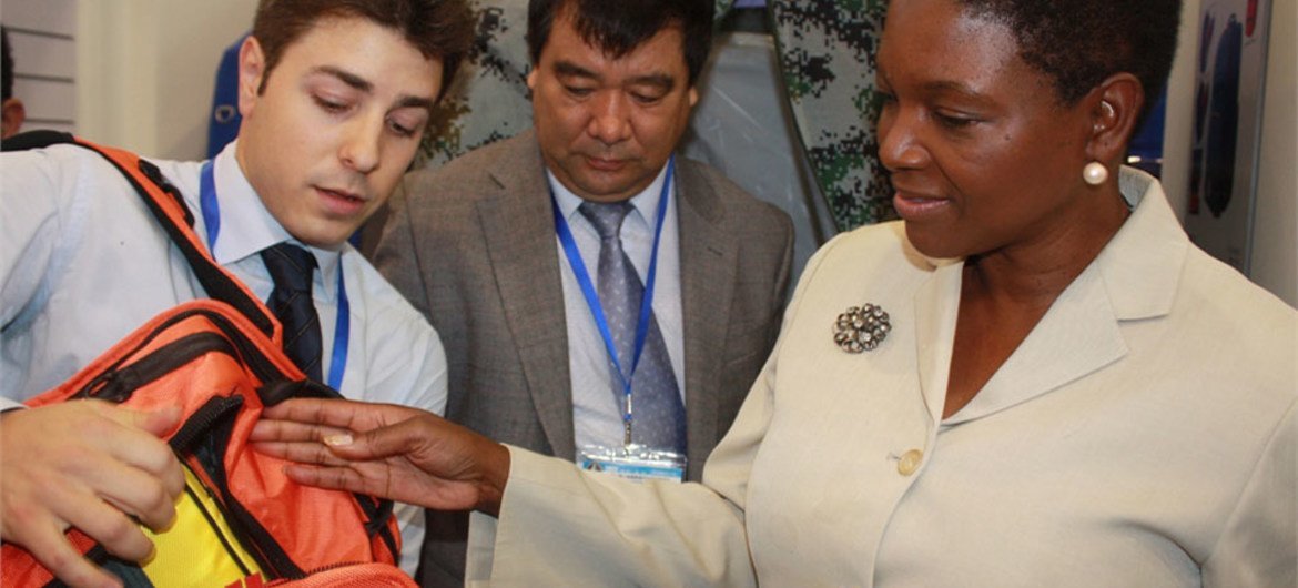 On a visit to China, humanitarian chief Valerie Amos (right) examines a six-day disaster preparedness kit