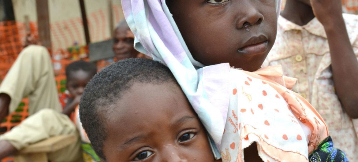 Des enfants sur un site pour familles déplacées à Guiglo, dans l'ouest de la Côte d'Ivoire.