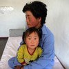 Une mère et son enfant dans un hôpital soutenu par l'ONU en République populaire démocratique de Corée.