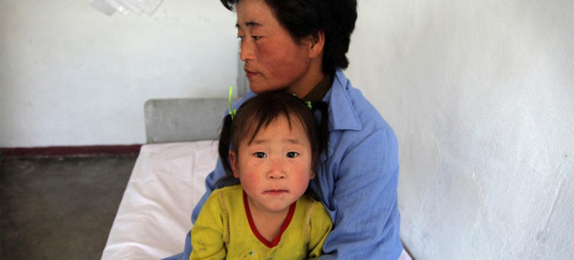 Une mère et son enfant dans un hôpital soutenu par l'ONU en République populaire démocratique de Corée.