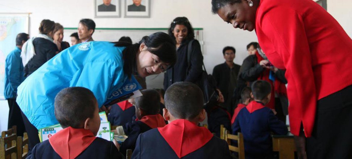 Humanitarian chief Valerie Amos (right) visits a classroom in a school supported by UNICEF and WFP in Hamhung City, DPRk