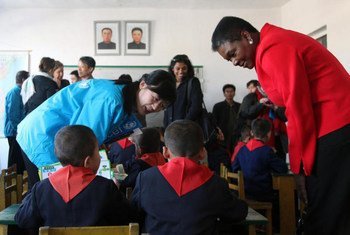 Humanitarian chief Valerie Amos (right) visits a classroom in a school supported by UNICEF and WFP in Hamhung City, DPRk
