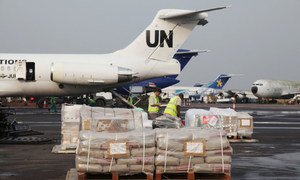 Des kits électoraux sont déchargés d'un avion de la MONUSCO en République démocratique du Congo (RDC).