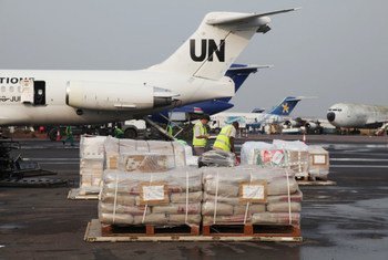 Des kits électoraux sont déchargés d'un avion de la MONUSCO en République démocratique du Congo (RDC).