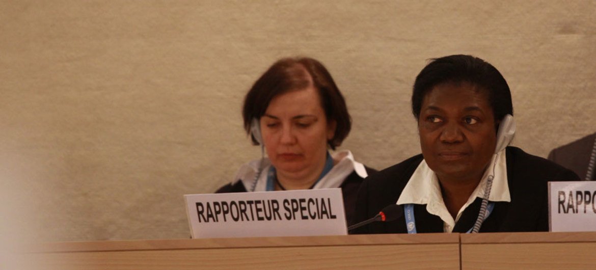 La Rapporteuse spéciale sur la situation des défenseurs des droits de l'homme, Margaret Sekaggya (à droite).