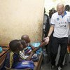 L'Ambassadeur de bonne volonté du PNUD, Zinédine Zidane (à droite) rencontre des étudiants dans un école à Bancoumana, au Mali.
