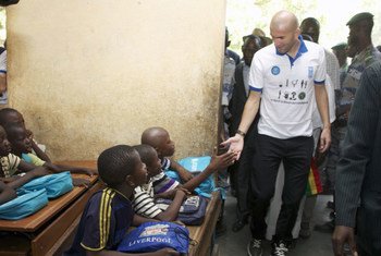 L'Ambassadeur de bonne volonté du PNUD, Zinédine Zidane (à droite) rencontre des étudiants dans un école à Bancoumana, au Mali.